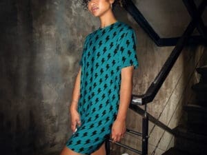Vestido camiseta streetwear Blue Static azul turquesa y negro de BubbaClothes con estampado all over eléctrico
