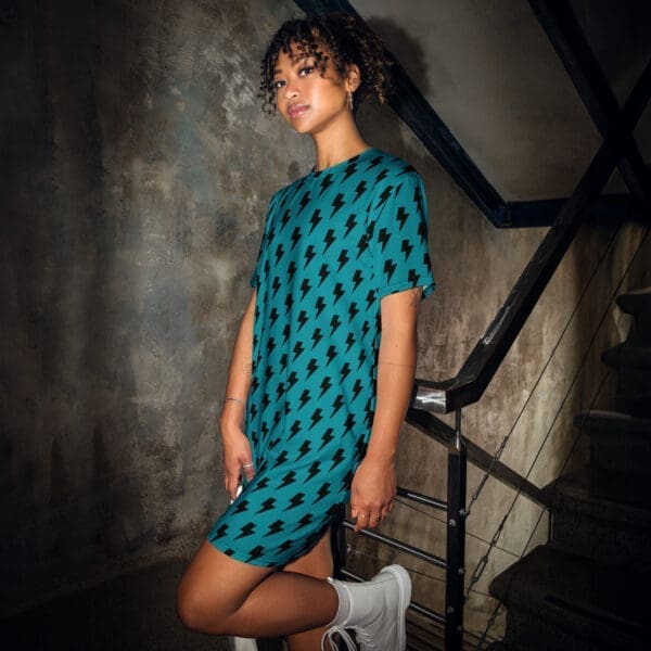 Vestido camiseta streetwear Blue Static azul turquesa y negro de BubbaClothes con estampado all over eléctrico